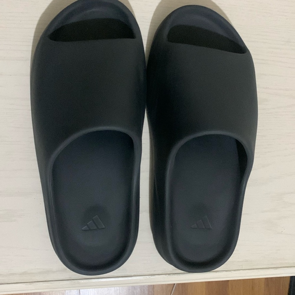 YEEZY SLIDES